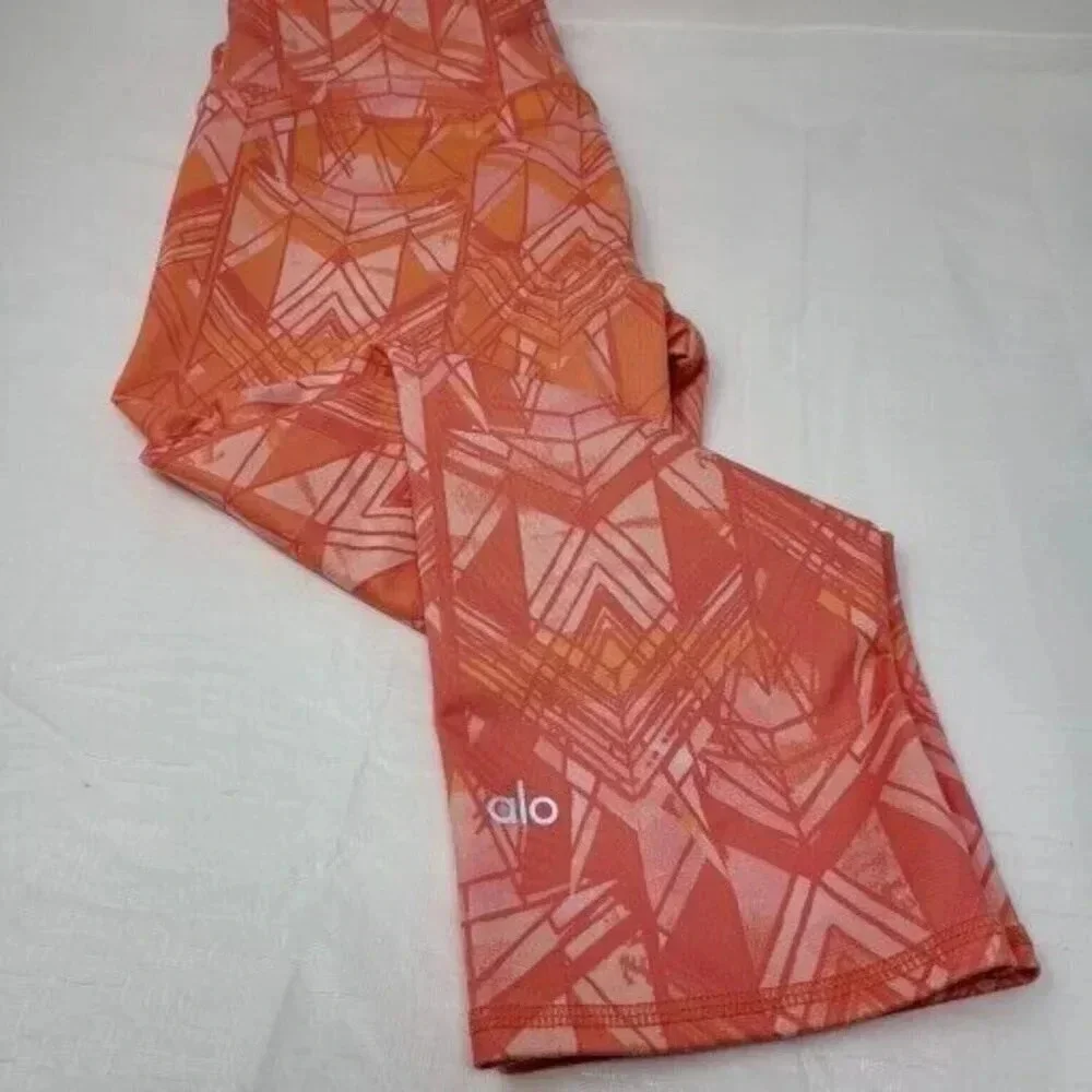 Alo Yoga Geometric Capri Cropped Leggings in Guava Indio Orange/Coral Size M